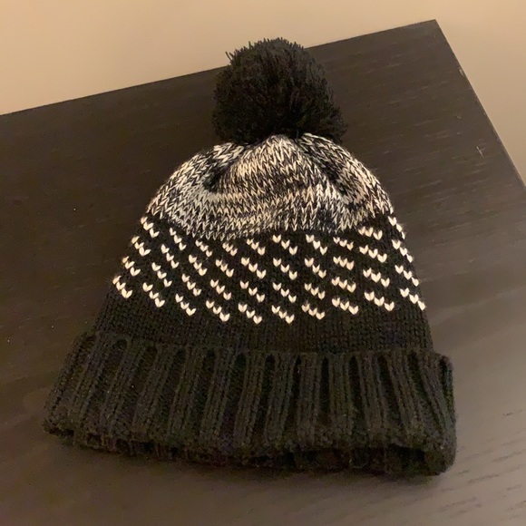 Black beanie with pom-pom - Picture 3 of 3